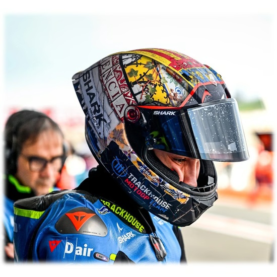 Raúl Fernández con el casco SHARK Aeron GP edición Valencia, vista lateral